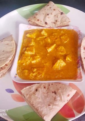 A picture of Matar paneer.