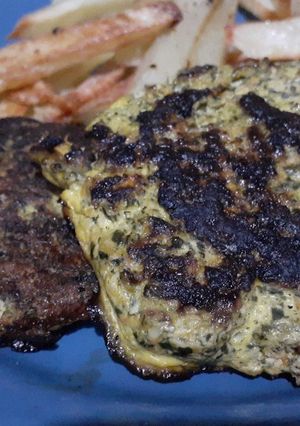 Una foto de Hamburguesa de pollo, acelga, calabaza y huevo