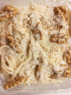 Foto principal de Espagueti con crema de queso, cebolla y nueces