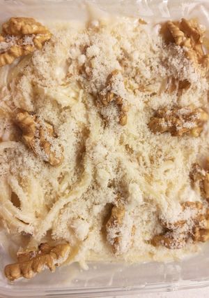 Una foto de Espagueti con crema de queso, cebolla y nueces
