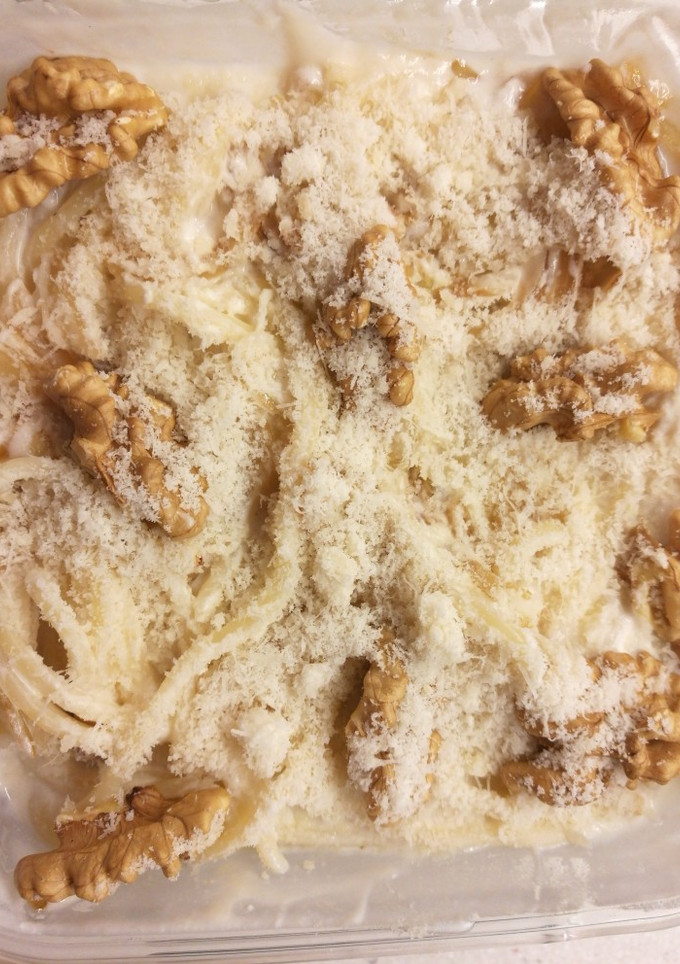 Una foto de Espagueti con crema de queso, cebolla y nueces
