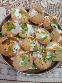 દહીં પૂરી (Dahi Poori Recipe In Gujarati) રેસીપી મુખ્ય ફોટો