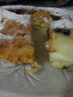 Una foto de Budín de dulce de leche y medialunas