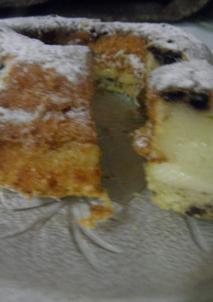 Una foto de Budín de dulce de leche y medialunas