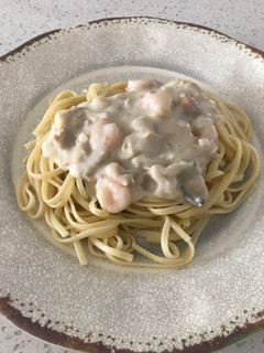 Una foto de Tallarín en salsa blanca con mariscos