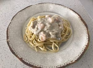 Una foto de Tallarín en salsa blanca con mariscos