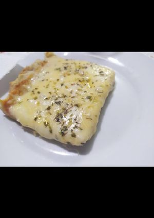 Una foto de Pizza casera de queso y ajo.!🍕
