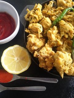 फूल गोभी के पत्ते के पकौड़े (Phoolgobhi ke patte ke pakode recipe in Hindi) रेसिपी मुख्य फोटो