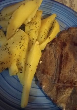 Una foto de Bifes con patatas al horno con caldo
