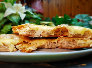 Фото Лепешки из цельнозерновой муки на кефире с курицей и сыром.