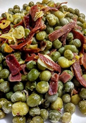 Una foto de ARVEJAS (Guisantes) con Jamón de Jabugo...!❤️💝💟