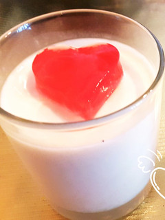 Una foto de Panna cotta de chocolate blanco