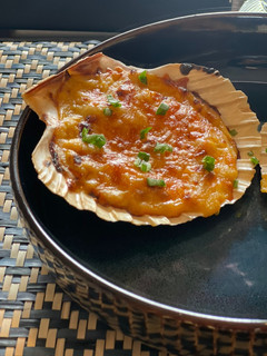 Una foto de Vieira con merluza, gambas y bechamel gratinada de verduras