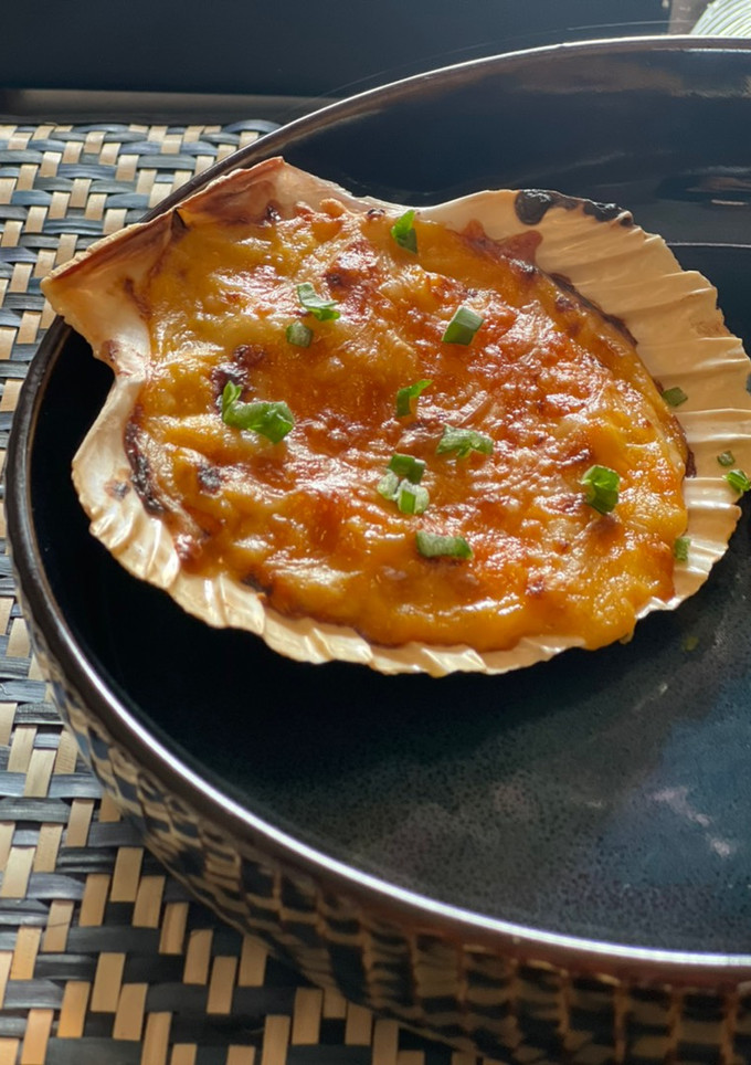 Una foto de Vieira con merluza, gambas y bechamel gratinada de verduras