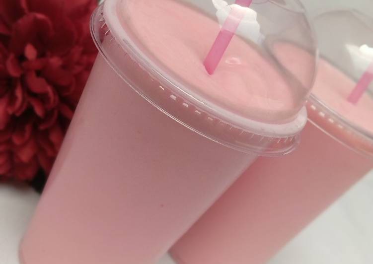 Recipe of Any-night-of-the-week Strawberry smoothie