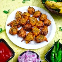 A picture of Methi Kela Bhajiya.