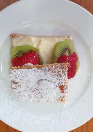 Una foto de Miguelitos con crema pastelera, fresas y kiwi