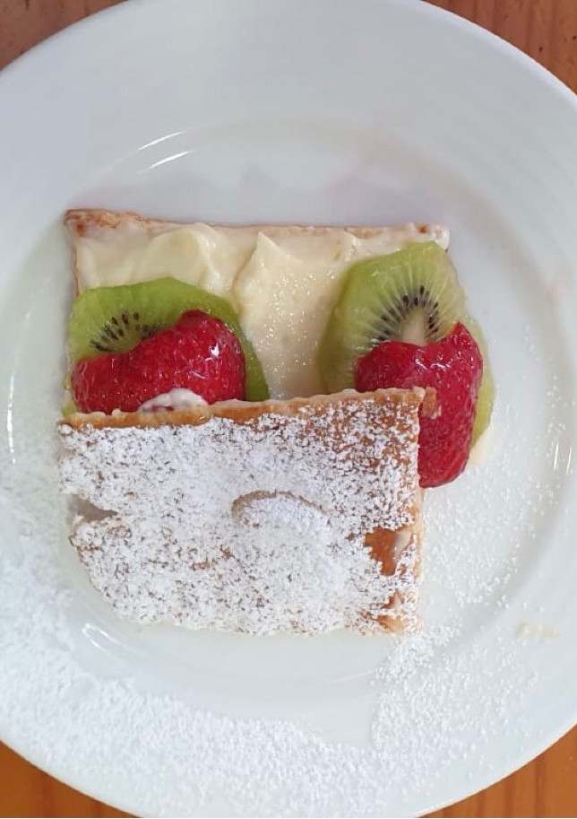 Una foto de Miguelitos con crema pastelera, fresas y kiwi