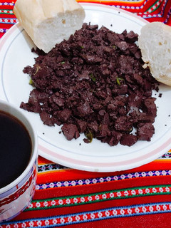 Una foto de Sangrecita de pollo con cebollín verde y una taza de café