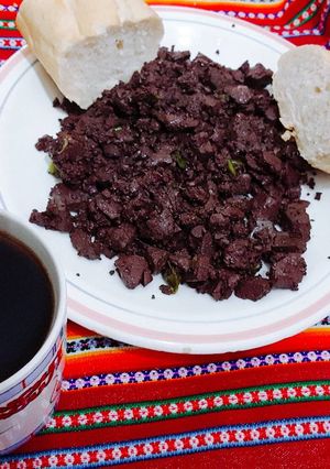 Foto principal de Sangrecita de pollo con cebollín verde y una taza de café