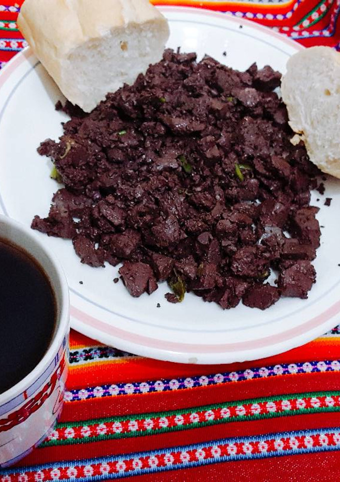 Una foto de Sangrecita de pollo con cebollín verde y una taza de café