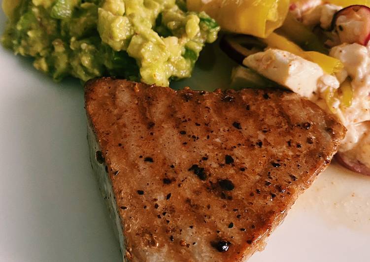 Tuna steak with cucumber guacamole