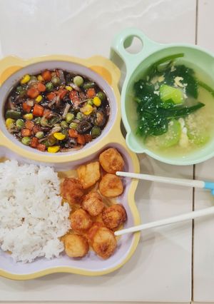 Hình của món Còi sò điệp lăn bột, rau củ ngũ sắc sốt xì dầu cho bé.