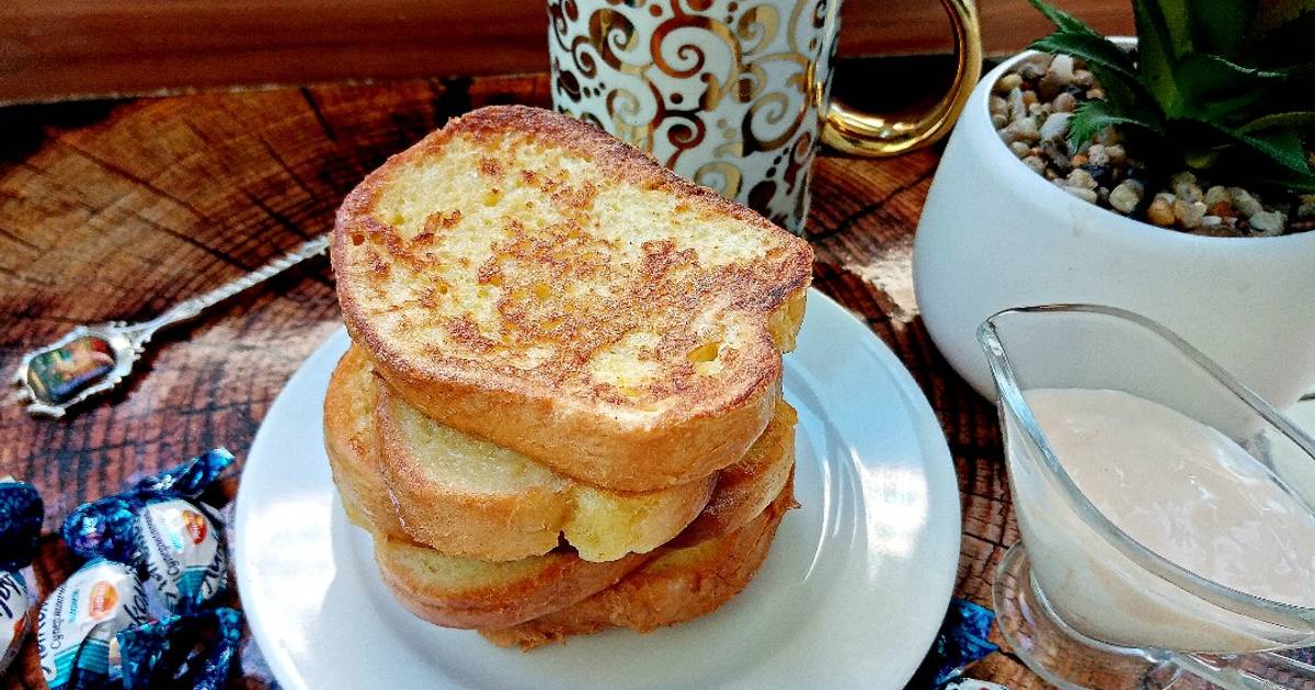 Жареные гренки из белого хлеба с молоком и яйцом и сахаром