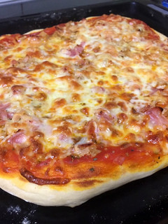Una foto de Pizza de jamón york y queso mozzarella