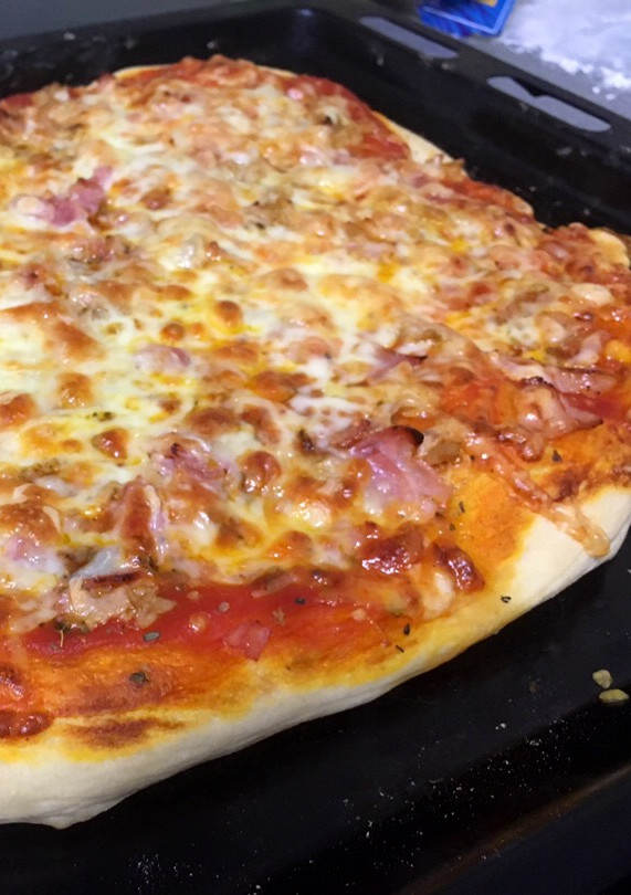 Una foto de Pizza de jamón york y queso mozzarella