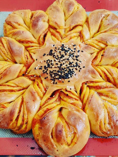 A picture of Star Bread.