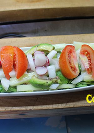 Foto principal de Ensalada de aguacate, pepino, tomate y flores de rábano