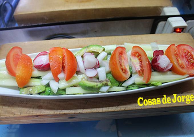 Foto principal de Ensalada de aguacate, pepino, tomate y flores de rábano