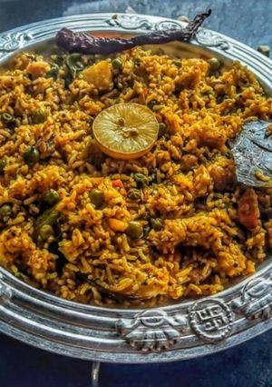 मसाले भात (masale bhaat recipe in marathi) रेसिपी चे मुख्य फोटो 
