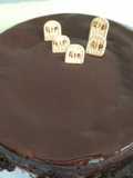 Bolo de chocolate "cemitério abandonado"