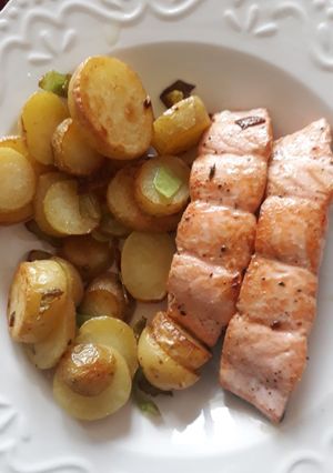 Lazac káposztás krumplival recept fotója
