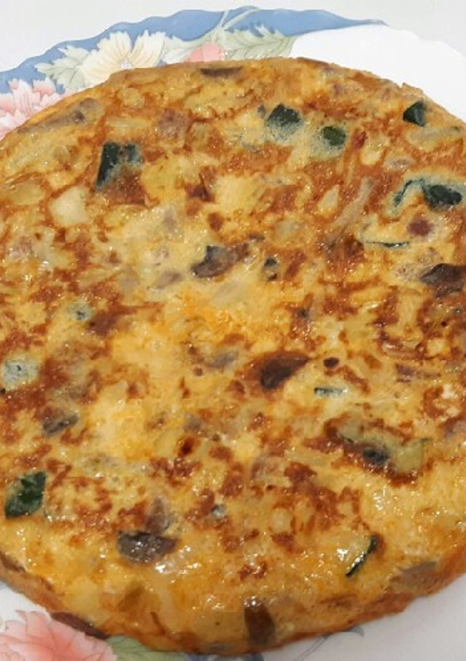 Una foto de Tortilla de chorizo con verduras