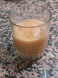 Una foto de Batido naranjas, melocotón y ciruelas