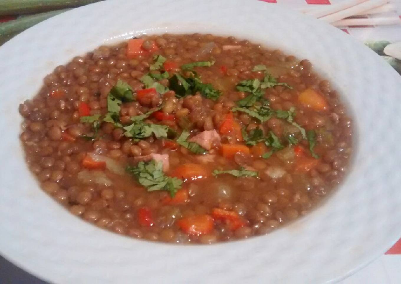 Sopa de lentejas con chuleta ahumada