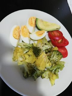 Una foto de Brócoli salteado con piña