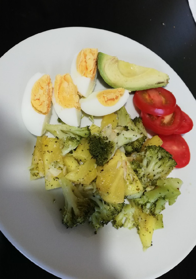 Una foto de Brócoli salteado con piña