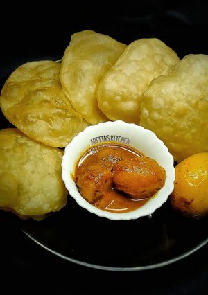লুচি ও আলুর দম (luchi o aloor dum recipe in Bengali) রেসিপির প্রধান ছবি