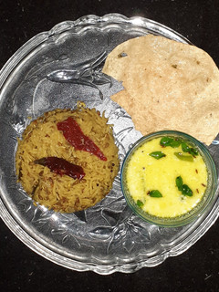 खिचडी (मोड आलेल्या मेथीदाण्याची) (khichadi recipe in marathi) रेसिपी चे मुख्य फोटो