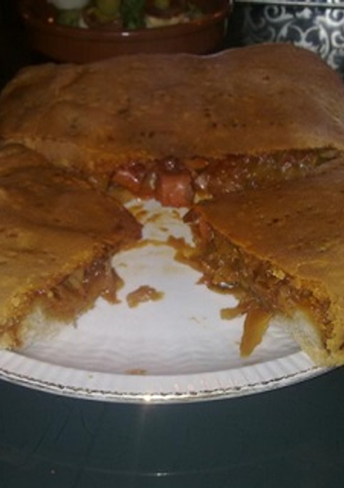Una foto de Empanada de col y salchichas alemanas