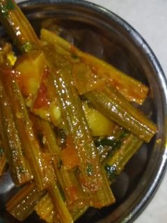 સરગવા બટાકા નું શાક (Saragva Bataka Shak Recipe In Gujarati) રેસીપી મુખ્ય ફોટો