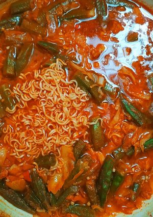 Hình của món Mì lẩu thái chua cay.