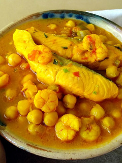 Una foto de Guiso de garbanzos con salmón