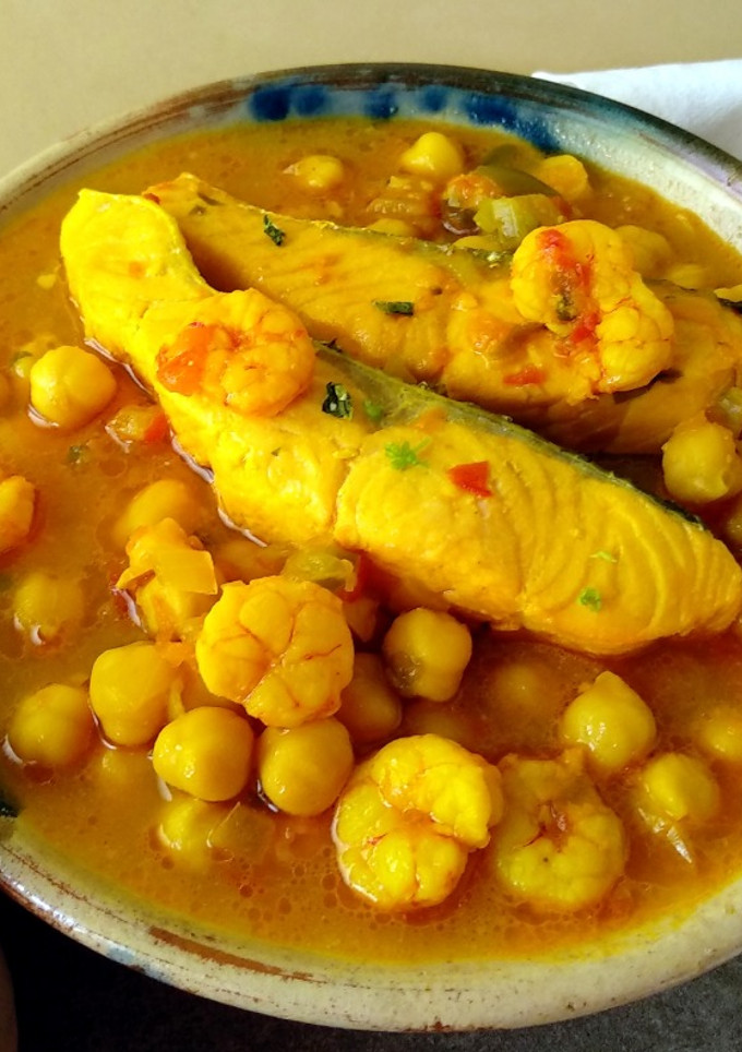 Una foto de Guiso de garbanzos con salmón