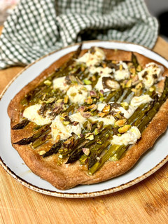 Una foto de Coca de espárragos trigueros, mozzarella trufada y pistacho