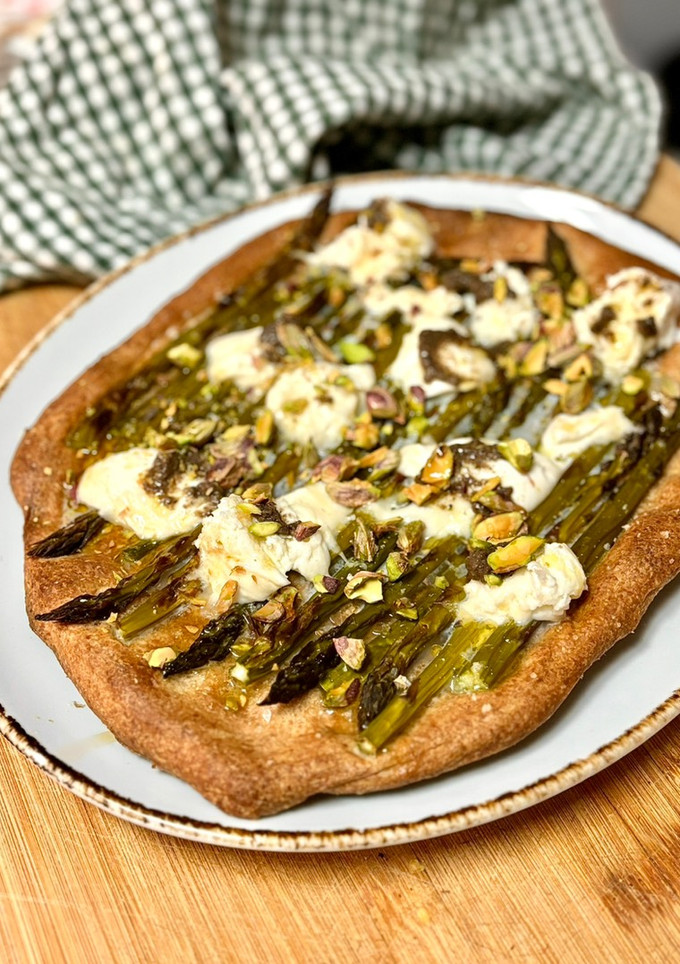 Una foto de Coca de espárragos trigueros, mozzarella trufada y pistacho